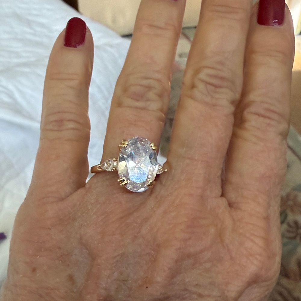 Size 6 Elegant Cubic Zirconia oval diamond  Women's Ring - Picture 5 of 8